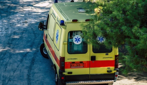 Μαχαιρωμένοι μάνα και γιος στο Αίγιο, ανακρίνεται ο σύντροφος της 54χρονης για το άγριο έγκλημα