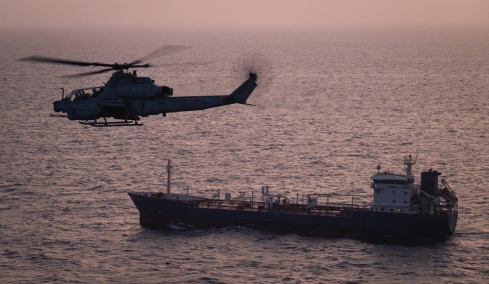 «Τα Στενά θα ανοίξουν με τον έναν ή τον άλλο τρόπο» προμηνύουν οι ΗΠΑ μετά τα χτυπήματα στο Ιράν, «δεν έχετε ασφαλές καταφύγιο στον Κόλπο» προειδοποιεί ο Χαμενεΐ