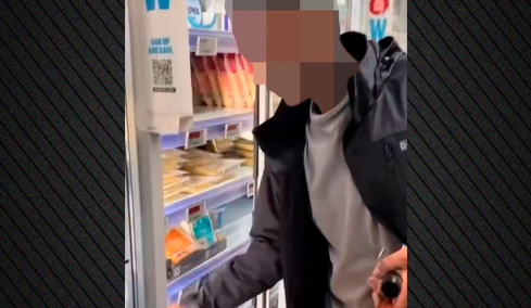 Η ληστεία της... χρονιάς στο Λονδίνο: Έκλεψε τυριά, κρύφτηκε κάτω από λεωφορείο και τα πετούσε σε αστυνομικούς