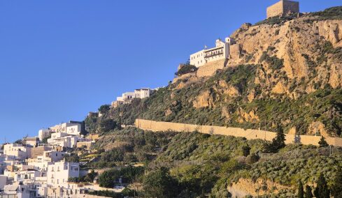 
Χώρα Σκύρου: Εκεί που η απλότητα και οι ζωντανές παραδόσεις μιλούν στην καρδιά