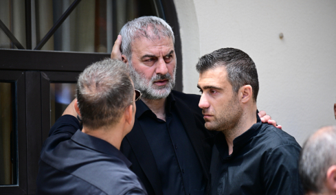 Σύσσωμος ο αθλητικός κόσμος στο πλευρό του Δέλλα στην κηδεία της Μαστροκώστα: Οι συμπαίκτες από το Euro 2004 και οι πρώην συνεργάτες