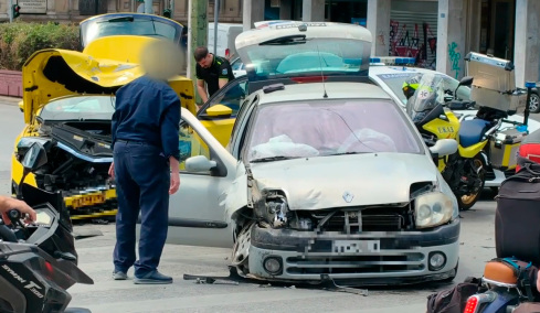 Τροχαίο στην Αλεξάνδρας με μια γυναίκα τραυματία μετά από σύγκρουση ταξί με ΙΧ, δείτε βίντεο