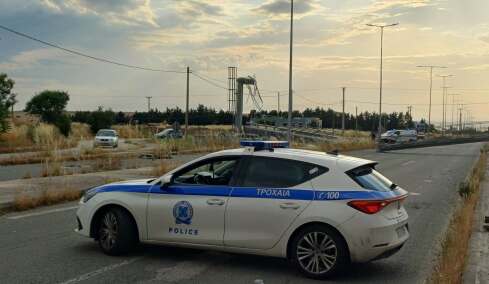 Λάρισα: Φορτηγό ξήλωσε γέφυρα σήμανσης και έπεσε σε μάντρα, ένας τραυματίας