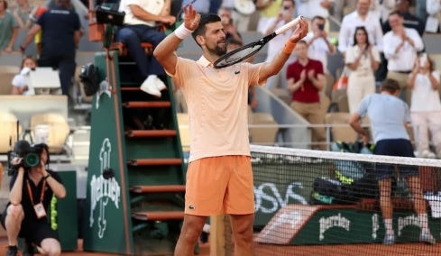 Σόου Τζόκοβιτς στο Roland Garros: O απίστευτος πόντος, ο χορός αλά Μάικλ Τζάκσον και τα νεύρα για τους οπαδούς που «δεν έχουν σεβασμό»