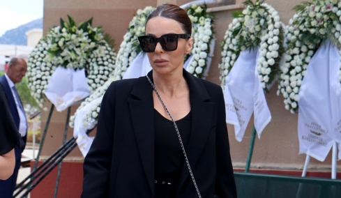 Η Κέλλυ Κελεκίδου αποχαιρέτισε τη Γωγώ Μαστροκώστα τραγουδώντας της «Καλέ μου άγγελε πού πας;», δείτε βίντεο