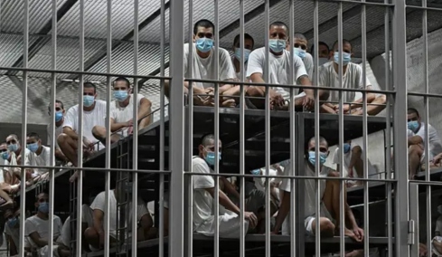 Η φυλακή που αποκαλείται «νεκροταφείο ζωντανών ανθρώπων»: Σπάνιες εικόνες από το διαβόητο CECOT του Ελ Σαλβαδόρ
