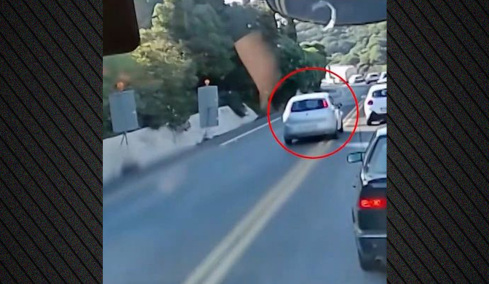 Δημόσιος κίνδυνος! Οδηγός στην Κρήτη, μπήκε στο αντίθετο και προσπέρασε 8 αυτοκίνητα σε «κλειστή στροφή», δείτε βίντεο