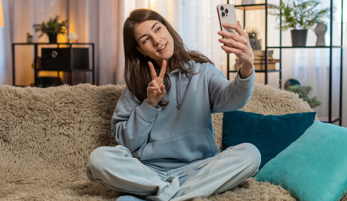 Προσοχή στις selfies: Γιατί η κίνηση «V» στις φωτογραφίες κρύβει κινδύνους για τα αποτυπώματά μας