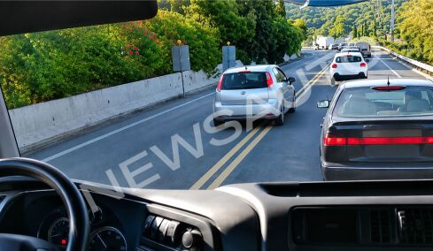 Τι πρόστιμο θα πληρώσει ο εγκληματίας οδηγός που προσπέρασε 8 αυτοκίνητα σε κλειστή στροφή