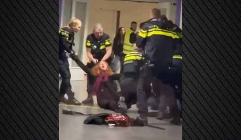 Βίαιη σύλληψη Παλαιστίνιας εγκύου στην Ολλανδία: Αστυνομικοί την πέταξαν στο έδαφος και την έσυραν από τα μαλλιά, δείτε βίντεο