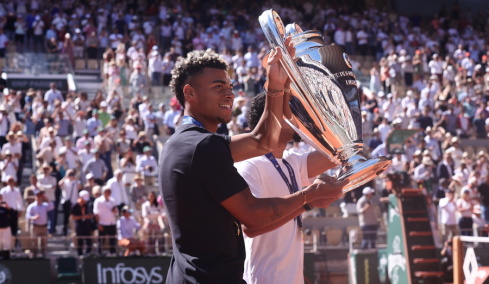 Στις εγκαταστάσεις του Roland Garros οι κούπες του Champions League που κατέκτησε η Παρί, βίντεο και φωτογραφίες