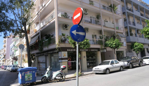 «Έχουμε πάθει σοκ, τρέμουμε, δεν είχαν καβγάδες», λέει γειτόνισσα της γυναίκας που δολοφονήθηκε από τον άντρα της στην Καλαμάτα
