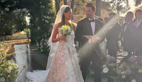Όλα όσα έγιναν στον γάμο της Αμαλίας Κωστοπούλου και του Τζέικ Μέντγουελ: Το πρώτο φιλί, τα δύο νυφικά και η πενταώροφη τούρτα 

