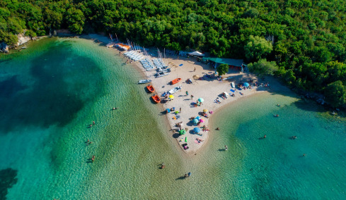 7 παραλίες στην Ελλάδα με καταπράσινο φόντο
