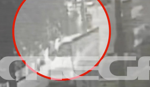 Καρέ καρέ ο άγριος ξυλοδαρμός οδηγού λεωφορείου από μοτοσικλετιστή στο Ίλιον: «Κατέβηκα και άρχισε να μου ρίχνει μπουνιές» λέει το θύμα 

