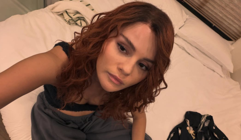 Η Σελένα Γκόμεζ εμφανίστηκε με κόκκινα μαλλιά: Τρελά πράγματα συμβαίνουν, έγραψε
