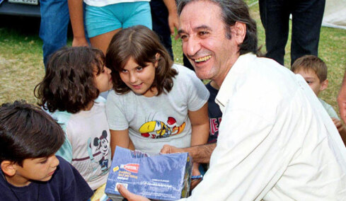 Σωτήρης Μουστάκας, μια ζωή σαν κινηματογραφικό σενάριο: Η απαγωγή, το χαμένο Όσκαρ, ο τζόγος και η καθολική αποθέωση