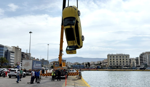 Νεκρός ο 59χρονος οδηγός ταξί που έπεσε με το αυτοκίνητο στο λιμάνι του Πειραιά