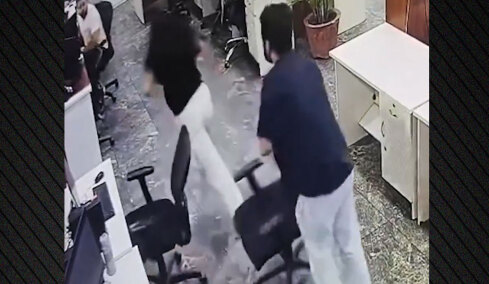 Φρίκη στην Ινδία: Άνδρας μπούκαρε στο γραφείο και μαχαίρωσε μέχρι θανάτου τη συνάδελφο και πρώην σύντροφό του, σκληρό βίντεο