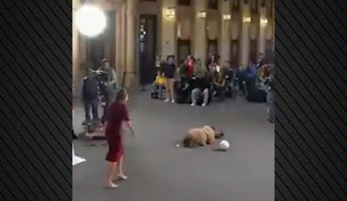 Δείτε βίντεο: Η πρόεδρος του Μεξικού πετάει μπάλα ποδοσφαίρου σε δημοσιογράφο που... σωριάζεται στο έδαφος 