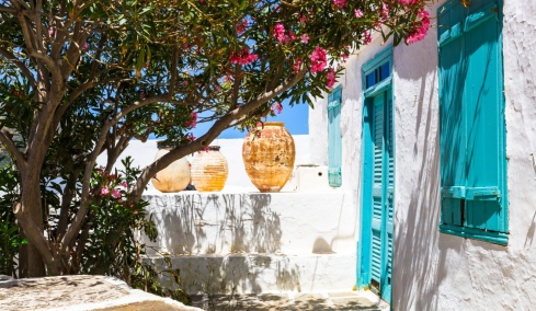 «To κόσμημα των Κυκλάδων που τα έχει όλα»: Διεθνές αφιέρωμα αποθεώνει ελληνικό νησί, «τιρκουάζ νερά και τοπικές γεύσεις»
