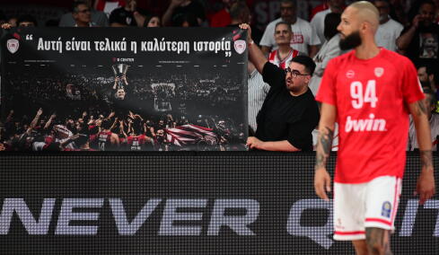 Το πανό-απάντηση των οπαδών του Ολυμπιακού στον Σλούκα: «Αυτή είναι τελικά η καλύτερη ιστορία»