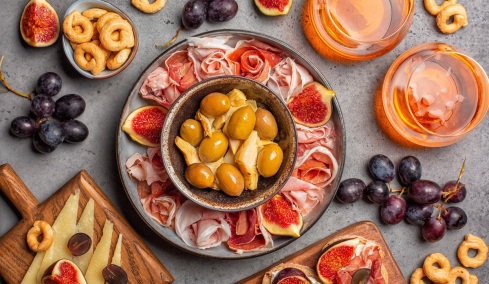 Aperitivo της τελευταίας στιγμής: Τι αγοράζουμε από το σουπερμάρκετ για να το στήσουμε σε 5 λεπτά
