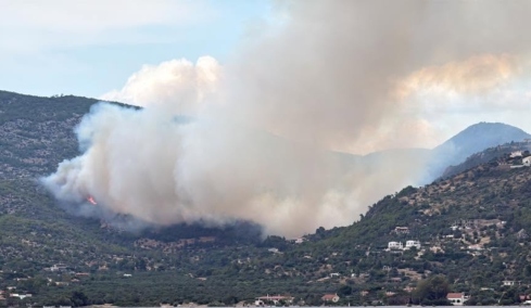 Φωτιά τώρα κοντά σε σπίτια στη Λίμνη Βουλιαγμένης στο Λουτράκι: Ήχησε το 112, από εργασίες με χορτοκοπτικό μηχάνημα προκλήθηκε η φωτιά