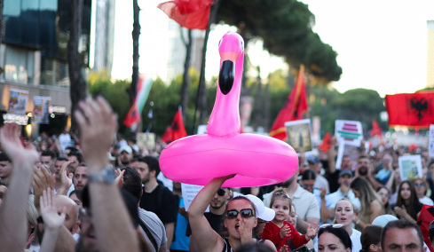 Νέες διαδηλώσεις της «επανάστασης των φλαμίνγκο» στην Αλβανία κατά της επένδυσης Κούσνερ, επιμένει ο Ράμα ότι το σχέδιο προχωρά
