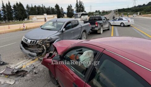 Δύο τραυματίες μετά από σοβαρό τροχαίο μπροστά στο άγαλμα του Λεωνίδα στις Θερμοπύλες, δείτε βίντεο