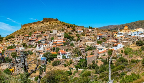 Το αδιέξοδο μιας Γερμανίδας δημοσιογράφου με την ταφή της τέφρας του συζύγου της στη Χίο που θεωρούσε δεύτερη πατρίδα του