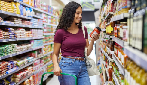Πόσο καλά διαβάζετε τις ετικέτες τροφίμων; Η διαιτολόγος επισημαίνει 8 σημεία κλειδιά