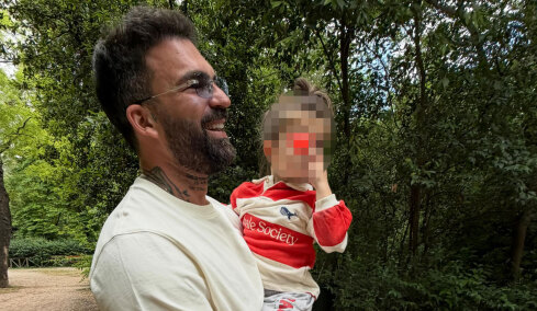 Ο Δημήτρης Αλεξάνδρου φωτογραφίζεται με τον γιο του: Στο τέλος της ημέρας, αυτός είναι όλος μου ο κόσμος, γράφει
