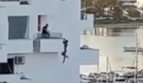 Μάχη για τη ζωή του δίνει 29χρονος που έπεσε από τον 7ο όροφο στην Ίμπιζα, δείτε βίντεο
