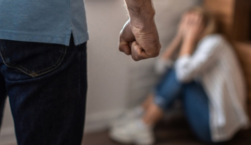 Απίστευτη υπόθεση στην Κρήτη: Ταξίδεψε από τη Γερμανία για να βρει την πρώην του και την ξυλοκόπησε