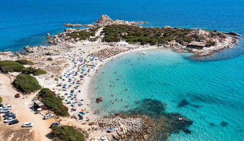 Απαγόρευσαν τις ομπρέλες σε δημόσια παραλία της Σαρδηνίας για όσους είναι από 10 έως 65 ετών