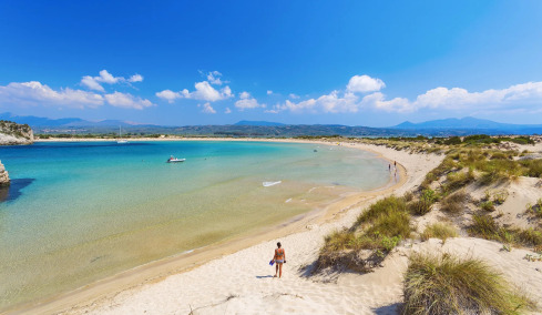 10 στάσεις στην ακτογραμμή της Πελοποννήσου για τις βουτιές του καλοκαιριού
