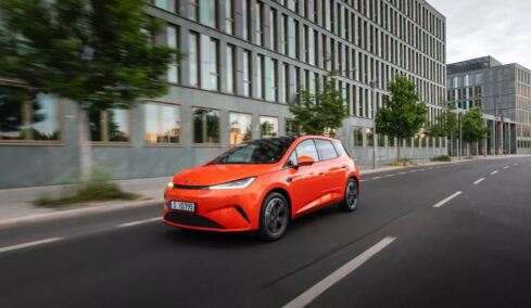 Οδηγούμε στη Γερμανία το νέο BYD Dolphin G DM-i - Πότε θα έρθει στην Ελλάδα;
