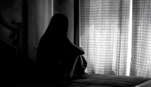 16χρονη επιχείρησε να το σκάσει ξυπόλητη για να ξεφύγει από τον 30χρονο σύζυγό της στο Βόλο