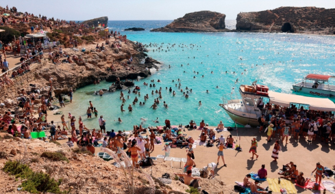 «Βουλιάζει» από τουρίστες η Μάλτα: Ακραίες εικόνες συνωστισμού σε παραλίες και περπάτημα σε σοκάκια μετ' εμποδίων, δείτε βίντεο