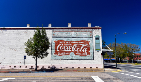 H πόλη των «μυστικών εκατομμυριούχων» της Coca-Cola: Πώς ένας τραπεζίτης έκανε δεκάδες οικογένειες πλούσιες