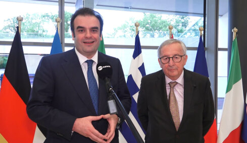 Γιούνκερ σε Πιερρακάκη: Πριν από χρόνια κανείς δεν θα πίστευε πως ένας Έλληνας θα βρισκόταν στο τιμόνι του Eurogroup