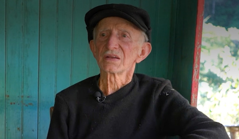 Στα 94 του κρατάει τσάπα, δουλεύει στα αμπέλια και φτιάχνει το δικό του κρασί: «Με κουράζει να κάθομαι μέσα»
