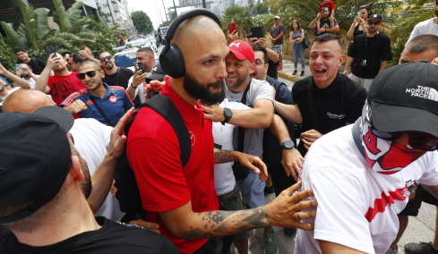 Οπαδοί του Ολυμπιακού στο ξενοδοχείο αποθέωσαν την ομάδα πριν τον 5ο τελικό με τον Παναθηναϊκό, δείτε βίντεο 