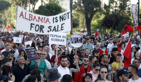 Εντάλματα σύλληψης για 20 άτομα που φέρονται να συνδέονται με το θέρετρο Κούσνερ στην Αλβανία
