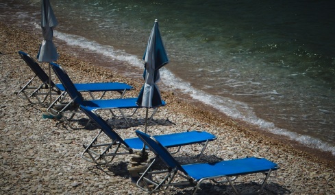 Συνελήφθη 72χρονος για παράνομες ξαπλώστρες και ομπρέλες σε παραλία στην Ανάβυσσο