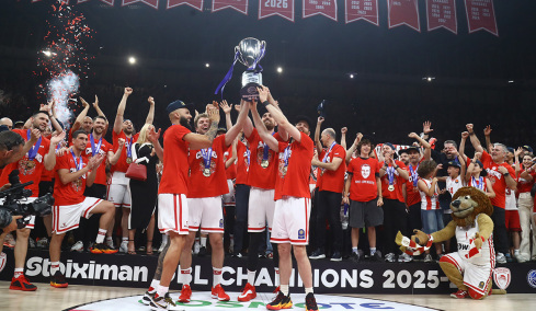 Στον ουρανό του ΣΕΦ η κούπα του πρωταθλήματος - Αποθέωση στην απονομή του 16ου, βίντεο και φωτογραφίες
