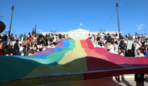 Γέμισε χρώμα το κέντρο της Αθήνας, πλήθος κόσμου στο Athens Pride 2026, ποιοι πολιτικοί δίνουν το «παρών», φωτογραφίες και βίντεο