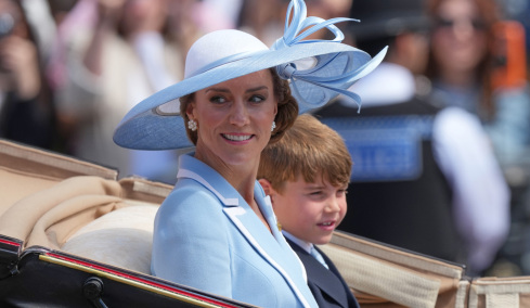 Κέιτ Μίντλετον: Εντυπωσιακή στο Trooping the Colour για τα «δεύτερα γενέθλια» του βασιλιά Καρόλου