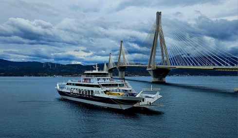 Ρίο - Αντίρριο: Έξι φέρι μποτ, 70 εργαζόμενοι και μια γραμμή που συνεχίζει να αντέχει